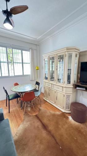 a living room with a table and a tv at Apartamento na praia in Balneário Camboriú