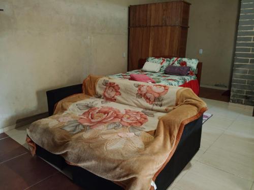 2 camas con mantas en una habitación en Quarto completo, en Ananindeua