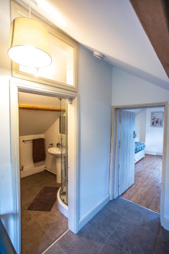 a bathroom with a toilet and a sink at Prince Rupert's cottage with garden in Sibbertoft