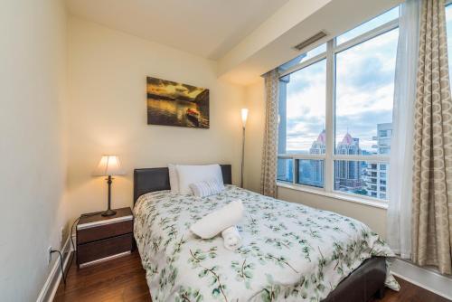 Postel nebo postele na pokoji v ubytování PlanURstay - Amazing 2BR & 2BTH - Near Square One Mall