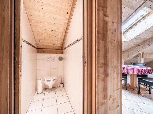 Ένα μπάνιο στο Appartement Duplex au Cœur des Gets - 3 Chambres, 3 SDB, Proche Pistes et Commerces, Garage Privé - FR-1-671-80