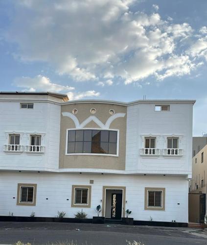 een groot wit gebouw met een groot raam bij شقة غرفتين وصالة in Taif