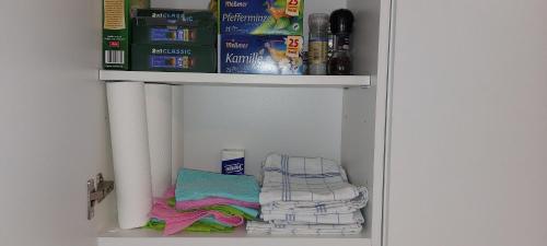 ein Kühlschrank gefüllt mit vielen Lebensmitteln und Getränken in der Unterkunft Ferienwohnung in Großostheim