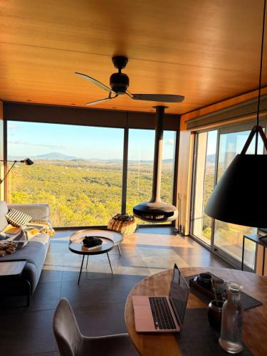 a living room with a couch and a table with a laptop at Casa Mara Sierra 2 in Nueva Carrara