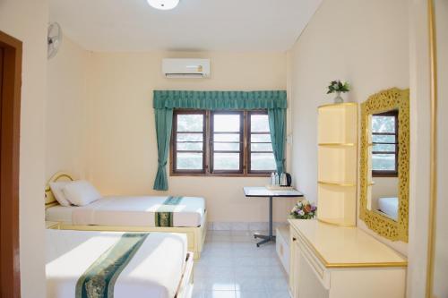a small room with two beds and a window at จักรพันธ์วอลเลย์ in Ban Bang Toei (1)