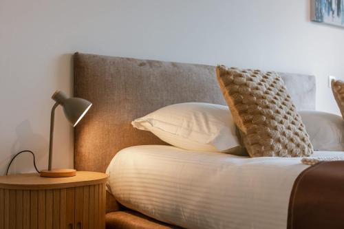 Ένα ή περισσότερα κρεβάτια σε δωμάτιο στο Balcony Beach & Pool Access Family-Friendly Stay