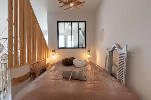 ein Schlafzimmer mit einem großen Bett mit einem großen Fenster in der Unterkunft Appartement 4 personnes proche port in Sanary-sur-Mer