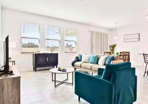 温特黑文Casa Inman - 3BR Luxury Stay Minutes from Legoland的带沙发和壁炉的客厅