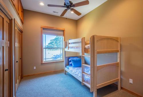 ein Schlafzimmer mit Etagenbetten und Deckenventilator in der Unterkunft River Watch Getaway in Hood River