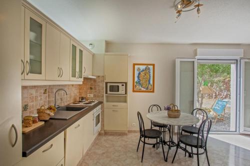 Kuchyň nebo kuchyňský kout v ubytování Casa Le Sureau