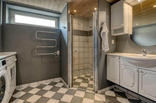 un baño con ducha y lavabo en C11738-Norre-Nebel-Lydumvej-88, en Rærup