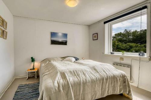 Una habitación blanca con una cama y una ventana en C11738-Norre-Nebel-Lydumvej-88, en Rærup