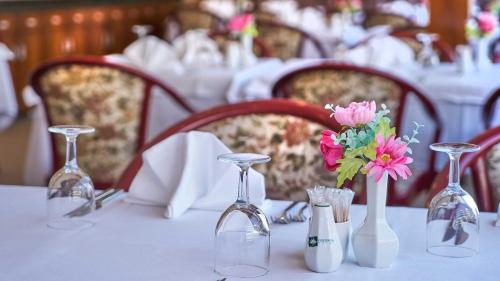 een tafel met een wit tafelkleed met vazen en bloemen bij Feronya Hotel in Istanbul
