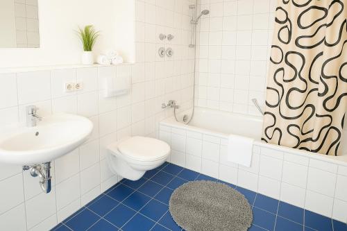 ein Badezimmer mit Toilette, Waschbecken und Badewanne in der Unterkunft SUNNYHOME Monteurwohnungen und Apartments in Schwandorf in Schwandorf in Bayern