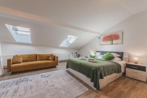 Ένα ή περισσότερα κρεβάτια σε δωμάτιο στο Romantické studio v podkroví na Velkém náměstí, Wi-Fi, Netflix