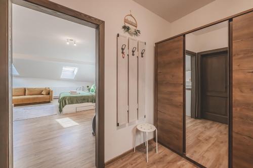 Φωτογραφία από το άλμπουμ του Romantické studio v podkroví na Velkém náměstí, Wi-Fi, Netflix σε Χράντετς Κράλοβε