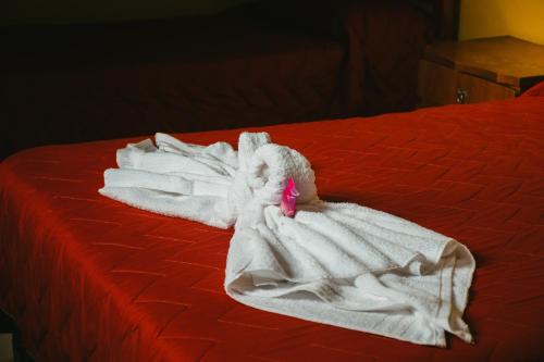 a group of white towels on a bed at Cabañas Quinta Las Ruedas in San Isidro