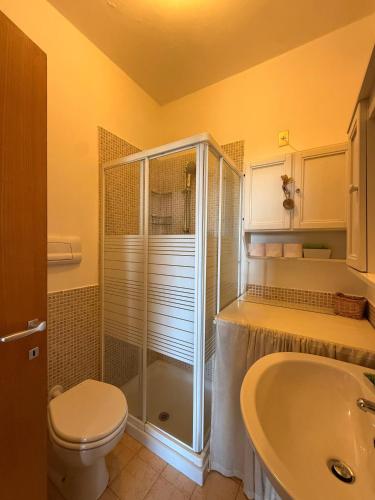 Et badeværelse på Relais Villa Alba - Gardone Riviera - by Host4U