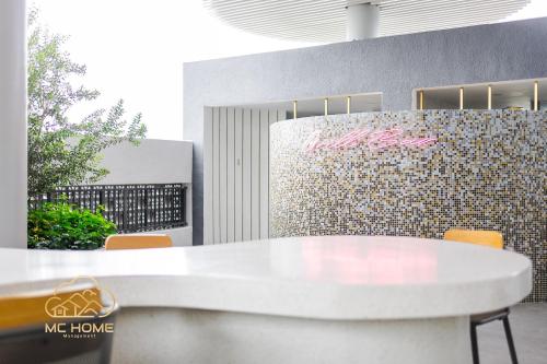 ein weißer Tisch und Stühle vor einem Gebäude in der Unterkunft 22Macalisterz by MC Home in George Town