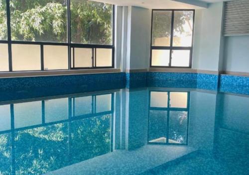 Πισίνα στο ή κοντά στο GoldCrest Mall Luxury Apartments with Balcony In DHA Lahore