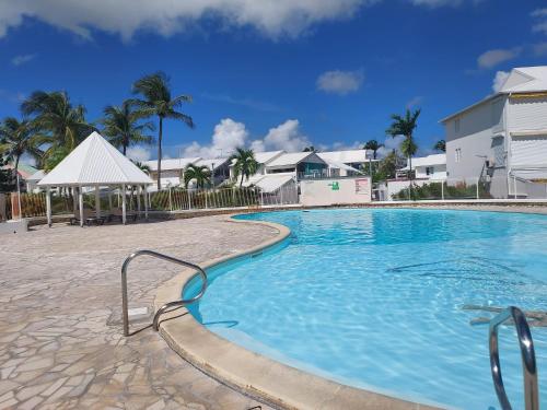 a large swimming pool in front of a building at L'oasis de Saint-François, studio An bel ti koté in Saint-François