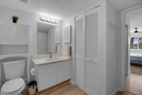 Koupelna v ubytování 1 Bedroom Condo with Heated Pool A-22