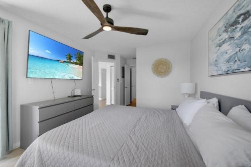 Postel nebo postele na pokoji v ubytování 1 Bedroom Condo with Heated Pool A-22