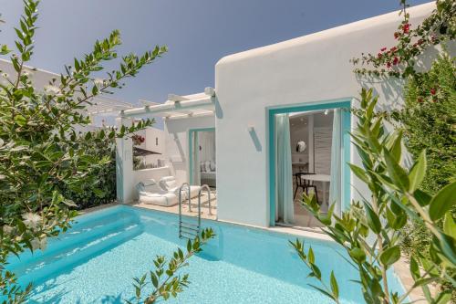 Villa blanca con piscina azul en Majo Suites Hotel, en Agia Anna de Naxos