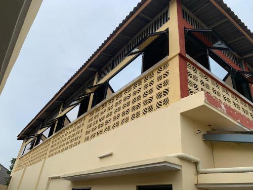a building with a balcony on the side of it at Résidence Agbevivi in Aného