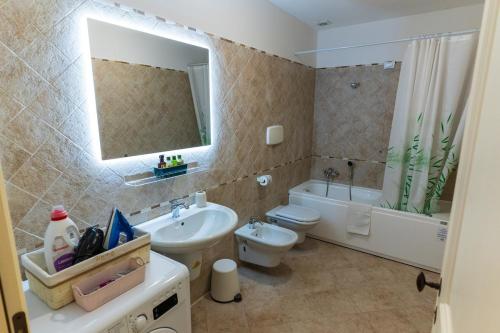 Ένα μπάνιο στο Serafini Home 34 con piscina e vista mozzafiato