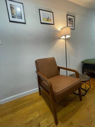 una sedia seduta in una stanza con lampada di Union Square Studio with Kitchen -Shared Bathroom a New York