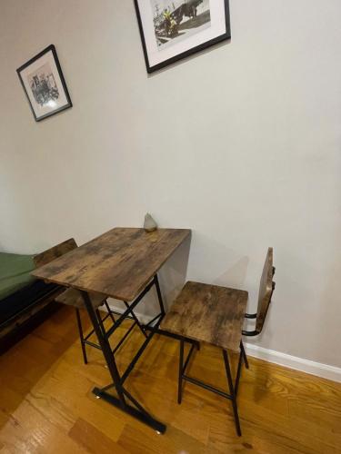 un tavolo in legno, una panca, un tavolo e una sedia di Union Square Studio with Kitchen -Shared Bathroom a New York
