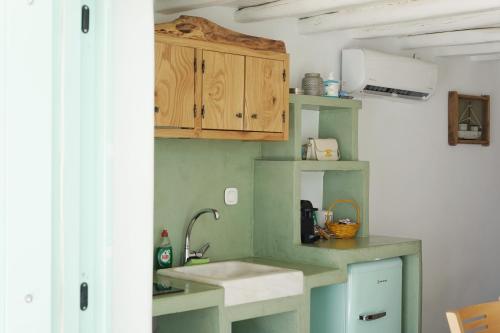 Kuchyň nebo kuchyňský kout v ubytování Apanemo Beach House Agios Nikolaos Kimolos