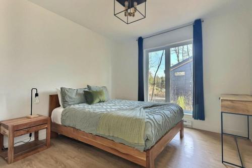 a bedroom with a bed and a window at Chalet Arianna in Pont-Rouge