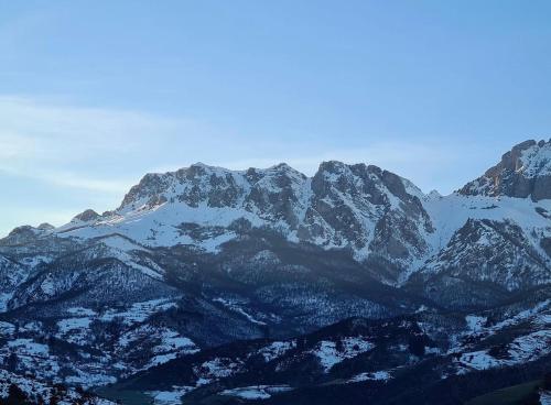 Ein allgemeiner Bergblick oder ein Berglick von des Chalets aus