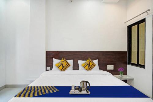 Postel nebo postele na pokoji v ubytování HOTEL ARAWALI UDAIPUR CITY Sec-9 savina