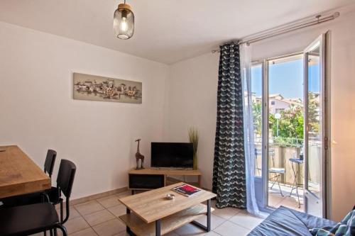 サン・フロランにあるCasa San Roccuのテーブルとテレビのあるリビングルーム