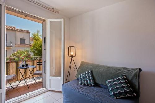 サン・フロランにあるCasa San Roccuのリビングルーム(青いソファ、バルコニー付)