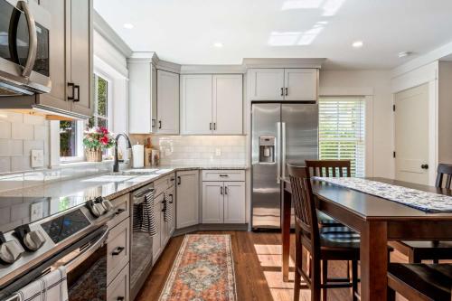 Η κουζίνα ή μικρή κουζίνα στο Pepperrell Place - Home for 6