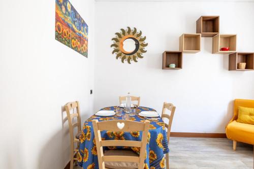 HOST4U - The House Of The Rising Sun, Apartment in Milan City