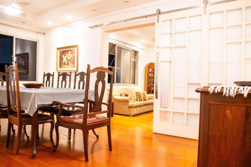 ein Esszimmer mit Tisch und Stühlen in der Unterkunft Book Santos SaintClaude 100 metros quadrados no Coração de Santos in Santos
