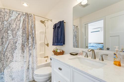 Ocean Pointにある2 Mi to Grimes Cove! 2-Story Unit on 3 Acresの洗面台、トイレ、鏡のあるバスルーム