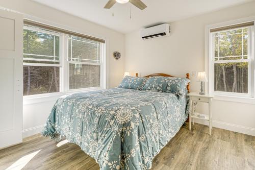 Ocean Pointにある2 Mi to Grimes Cove! 2-Story Unit on 3 Acresのベッドと2つの窓がある寝室