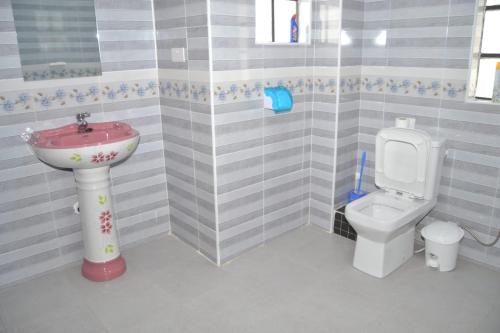 ein Badezimmer mit Waschbecken und Toilette in der Unterkunft White House II in Naivasha