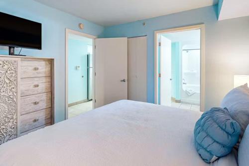 Ένα ή περισσότερα κρεβάτια σε δωμάτιο στο Beautifully Renovated Oceanfront 1BR! Roxanne Towers 303