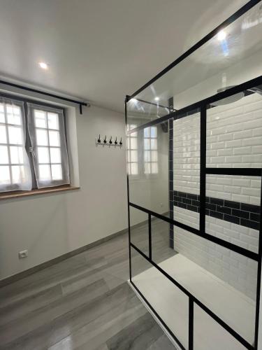 - Ducha a ras de suelo en una habitación con paredes blancas en Duplex chic et pratique, en Nogent-sur-Seine