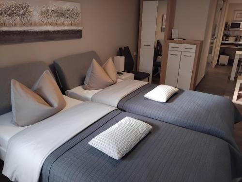 2 camas en una sala de estar con sofá en Tango apartment, en Breitenworbis