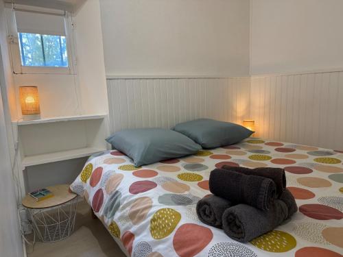 een slaapkamer met een bed met handdoeken erop bij SWEET HOME Votre havre de paix au cœur d'Epernon in Épernon