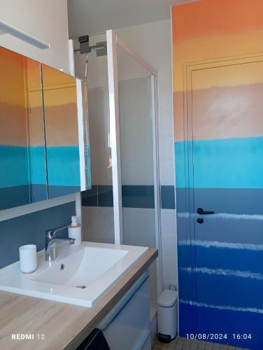 ein Badezimmer mit Waschbecken und Spiegel in der Unterkunft Terrasse du 7 in Notre-Dame-de-Monts