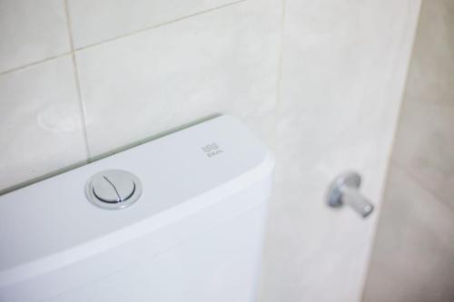 eine Dusche mit einer Tür, an der ein Schild angebracht ist in der Unterkunft La Glorieta -Casas de descanso in San Salvador de Jujuy